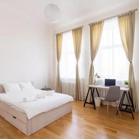 Families & Groups - 4 Bedrooms - Free Parking - Location Apartment *